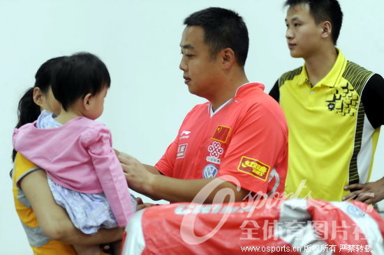 2011年6月21日,第二届乒乓球“直横”对抗赛在沈阳进行,男乒主帅刘国梁为了推广项目,请来了“太太团”观战,还不惜让自己的一对双胞胎女儿出镜。(本图片由Osports全体育图片社专供人民网,严禁个人、媒体转载。)
