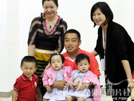 2011��6��21�գ��ڶ���ƹ����ֱ�ᡱ�Կ������������У�������ȫ����¾�ĸ�Ӻ�Ӱ����˧��˫��̥Ů�����˰�������ͼƬ��Osportsȫ����ͼƬ��ר�����������Ͻ����ˡ�ý��ת�ء���