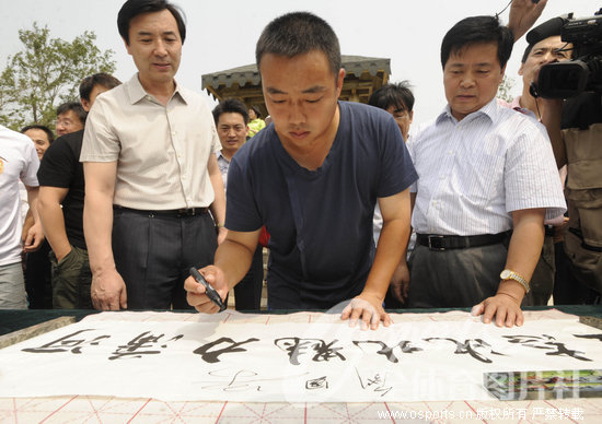 2011��6��21�գ�2011��ƹ����ֱ���ս�������������ƹ�ڽ��ι��������������Ѻ��ذ������¼������������֡�����ͼƬ��Osportsȫ����ͼƬ��ר�����������Ͻ����ˡ�ý��ת�ء���