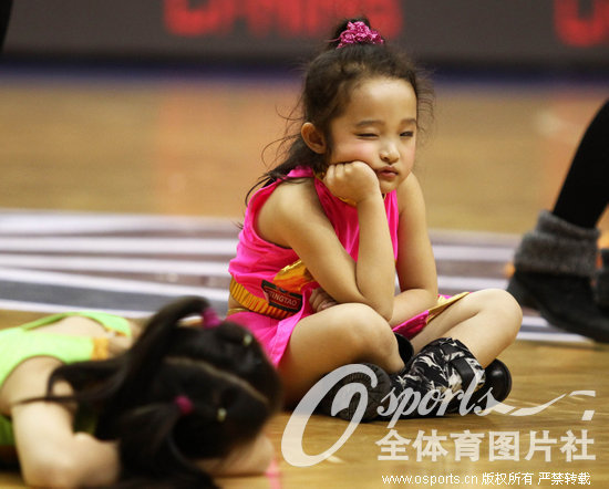 ���壺CBA�㶫vsɽ�� ���ɰ����򱦱�������Ȥ����