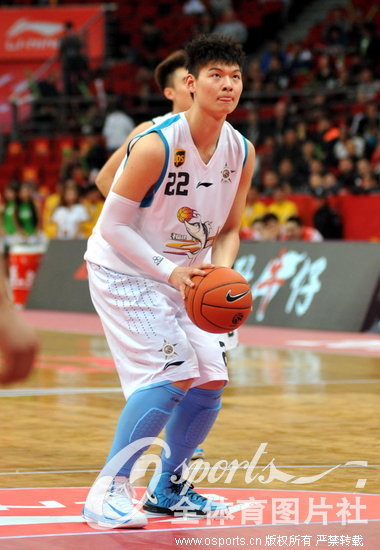 CBA�������Ϸ���ȡʤ MVP�����ִ�����˫ɫ��Ь