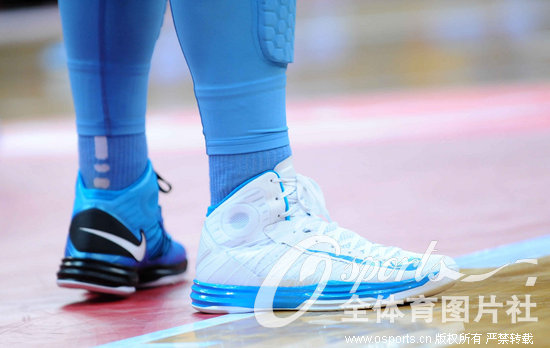 CBA�������Ϸ���ȡʤ MVP�����ִ�����˫ɫ��Ь