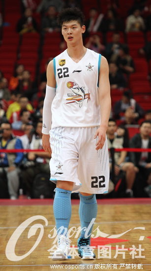 CBA�������Ϸ���ȡʤ MVP�����ִ�����˫ɫ��Ь