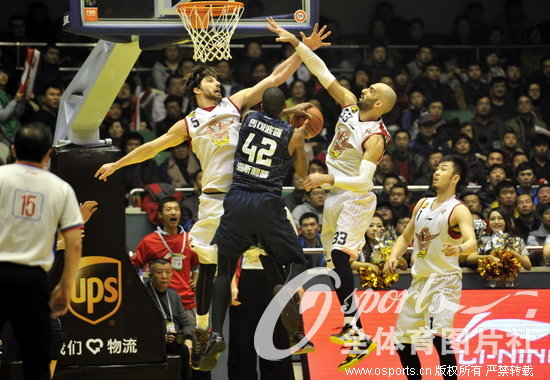 山东队两位外援封盖对手上篮