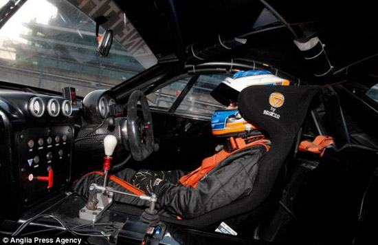 组图:英国14岁女赛车手赢得40万比赛奖金【2】