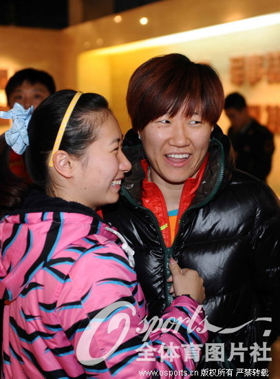 ƹ��Ů�Ӳι��侯ĳ��ѧԺ