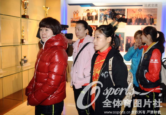 ƹ��Ů�Ӳι��侯ĳ��ѧԺ