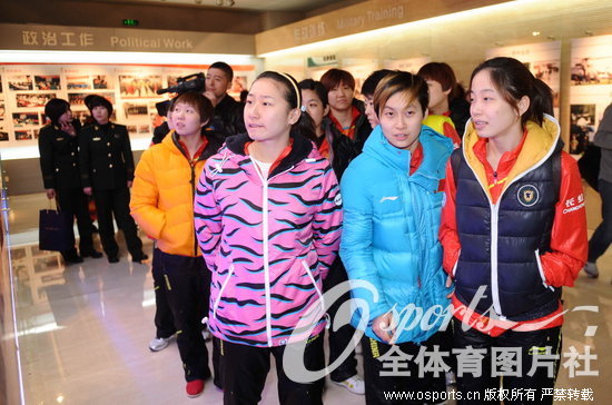 ƹ��Ů�Ӳι��侯ĳ��ѧԺ