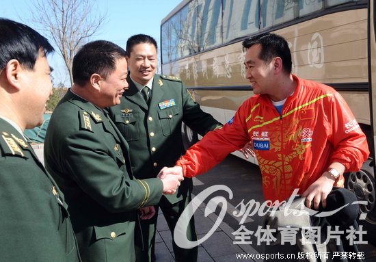 ƹ��Ů�Ӳι��侯ĳ��ѧԺ