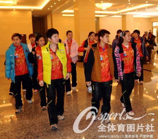 ƹ��Ů�Ӳι��侯ĳ��ѧԺ