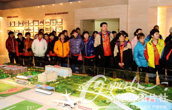 ƹ��Ů�Ӳι��侯ĳ��ѧԺ