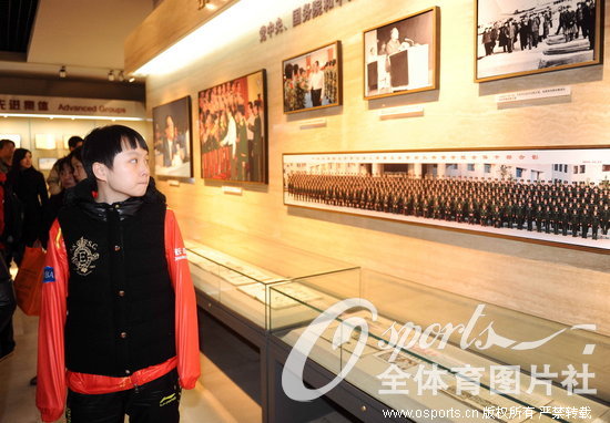 ƹ��Ů�Ӳι��侯ĳ��ѧԺ