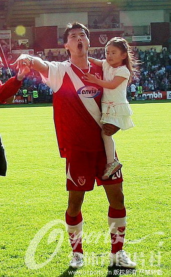 ���ز�˹�ӵ��й���Ա�ۼ�һ����Ů���������ף�����ɹ�