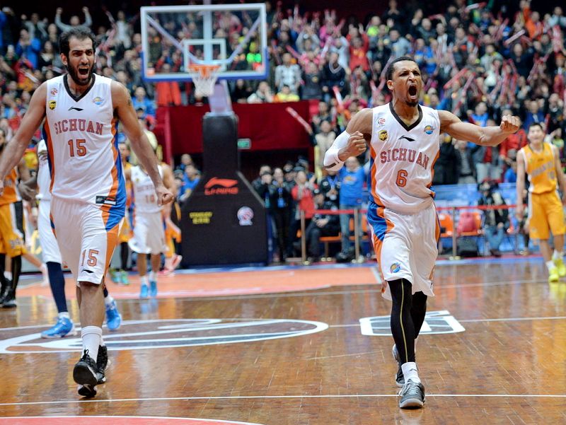 2013��11��24�գ�2013-2014����CBA��������6�֣��Ĵ���ǿ92��89ʤɽ����������CBA����������������ʤ��