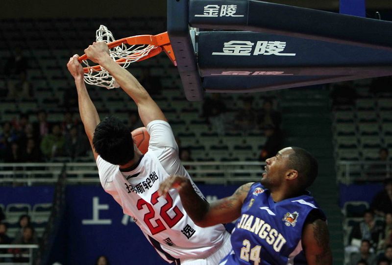 ����ʮ�㡪��2013��11��24�գ�2013-2014����CBA��������6�֣��Ϻ�������84��78ʤ�����ϸ֡��Ϻ��ӵ���˫�ֱ��ۡ�