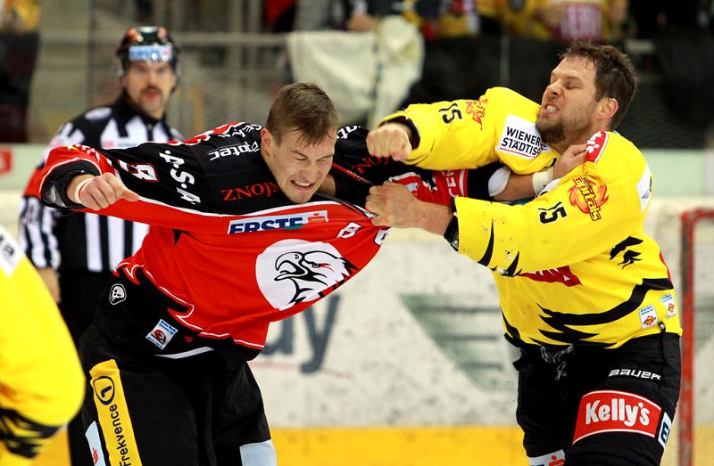 ����Ǳ���������ɷָ��һ���֡���2013��11��25�գ��µ���������������𱬣���Ա���ϵ���ȭȭ���⡣