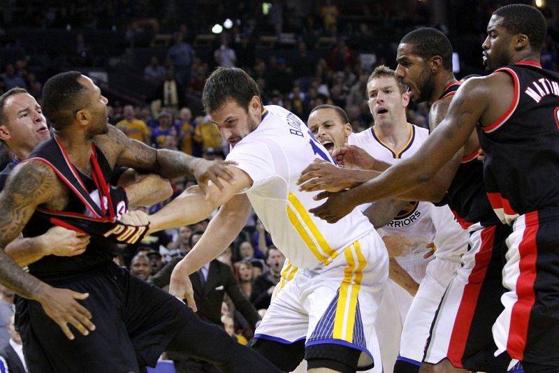 ���������ҡ���2013��11��24�գ�2013-2014����NBA��������������ʿ95��108�������������ߣ�СĪ�벩���س�ͻ����ȺŹ��