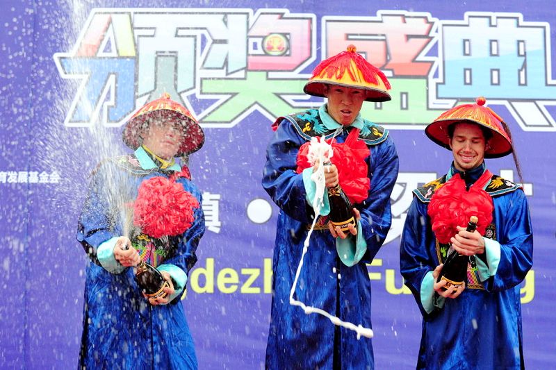 �峯��״Ԫ�������ġ���2013��11��24�գ�2013���4�컷۶�����������г���������վ�����ΰ佱�����⣬ѡ�ִ��峯��װ�������ġ�