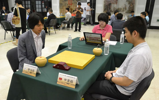 ����͢����2013��7��11�գ���һ�조Mlily�ΰٺϱ�������Χ�幫��������32ǿս���й���Ժս�գ�������������ʯ���䱻�й���������͢��̭��