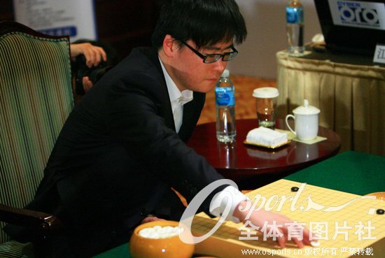 ��ά�ܡ���2012��8��19�գ���һ����鱭����Χ�幫����32ǿ���й���Ժ��ս����ά��������������ʯ��