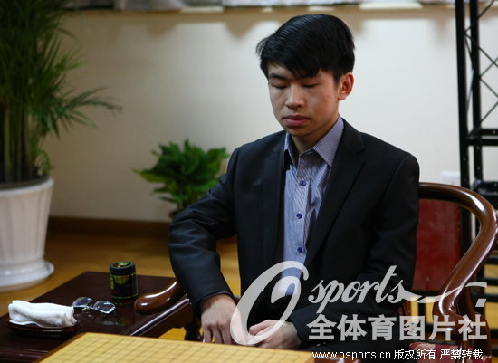 ��͢�ڡ���2012��5��25�գ���7��Ӧ�ϱ�����ְҵΧ����������й�С����͢����ת����ʯ������͢�����ն�ȡӦ�ϱ��ھ��ɾ��й�����������ھ�ΰҵ��