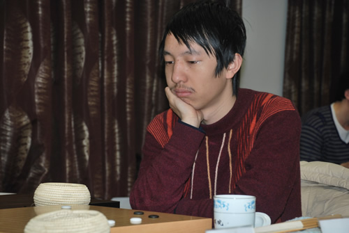 �����ǡ���2013��11��4�գ����Ǳ�Χ���������������׾��ں�����ս���״δ������������������й�90��С��������ִ��210�ֱ������̻��ܺ�����������ʯ��1��0���ȡ�