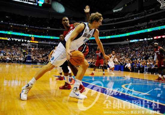 2011��12��26�գ�2011-2012����NBA��������Ļս��ʥ����ս��2011���ܾ��������������Ȼ���Сţ������ɱ���ͳ���ս���Ȼ��ڹ��������ϵı��ּ�Ϊ��ɫ������������105-94����Сţȡ�ÿ��ź죬Ϊ�������ܾ����ɹ�ѩ�ܡ�