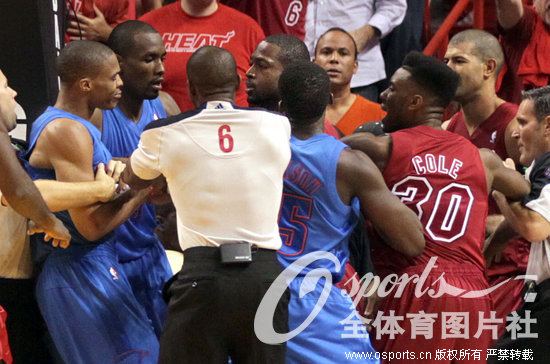 2012��12��26�գ�2012-2013����NBA������ʥ����ս���������Ȼ�103��97ʤ����������������������33���Ѿ�����