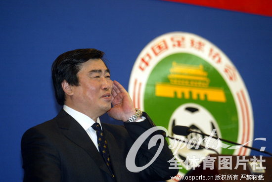 2000年4月25日,阎世铎出任足协专职副主席。阎世铎上任后,聘请米卢成为中国队主教练。为了豪赌世界杯出线,阎掌门竟然暂停了联赛的升降级,尽管在阎世铎任期内,中国男足打进了2002年世界杯决赛圈,但在冲击2006年世界杯失败后,阎世铎黯然下课。