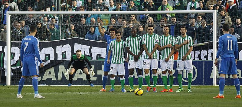 ������ɡ���2014��1��18�գ�2013-2014��������������20�֣��ʼұ���˹0��5���ʼ������C�޺ͱ���һͬ׼��������������������������ܼƽ�2��ŷԪ��