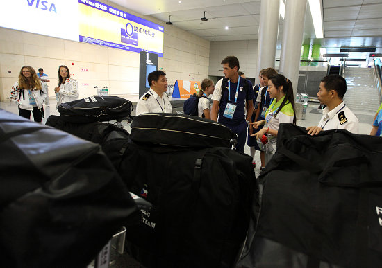 8��12�����磬480�����˶�Ա���Ͼ�»�ڹ��ʻ����뾳���Ͼ�����פ»�ڻ������´�Ϊ�����˶�Ա����ͨ�أ������ü��Ա��������С�˶�Ա��ȡ̧��������Ʒ��