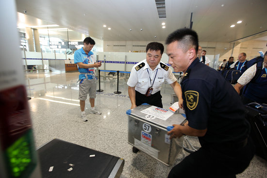 8��12�����磬480�����˶�Ա���Ͼ�»�ڹ��ʻ����뾳���Ͼ�����פ»�ڻ������´�Ϊ�����˶�Ա����ͨ�أ������ü��Ա��������С�˶�Ա��ȡ̧��������Ʒ��