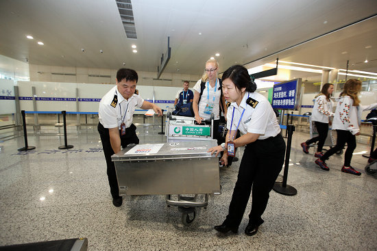 8��12�����磬480�����˶�Ա���Ͼ�»�ڹ��ʻ����뾳���Ͼ�����פ»�ڻ������´�Ϊ�����˶�Ա����ͨ�أ������ü��Ա��������С�˶�Ա��ȡ̧��������Ʒ��