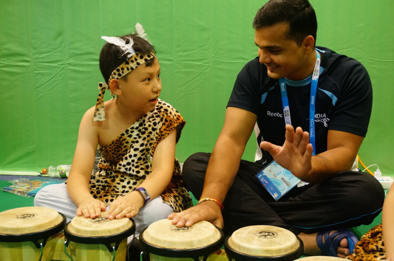 ������죬�����Ļ�С�ݵ�չʾ�����Ƿ����Ļ�����ȹ�衢�ֹģ����ȵķ��޷����ô�������ǰһ���������������˶�Ա���������Ը������ҵİ�ί���Ա������չʾ��Ŀ���ֳ�Ũ����Ȥ����������ܸߡ���������