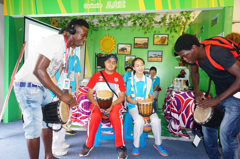 ������죬�����Ļ�С�ݵ�չʾ�����Ƿ����Ļ�����ȹ�衢�ֹģ����ȵķ��޷����ô�������ǰһ���������������˶�Ա���������Ը������ҵİ�ί���Ա������չʾ��Ŀ���ֳ�Ũ����Ȥ����������ܸߡ���������