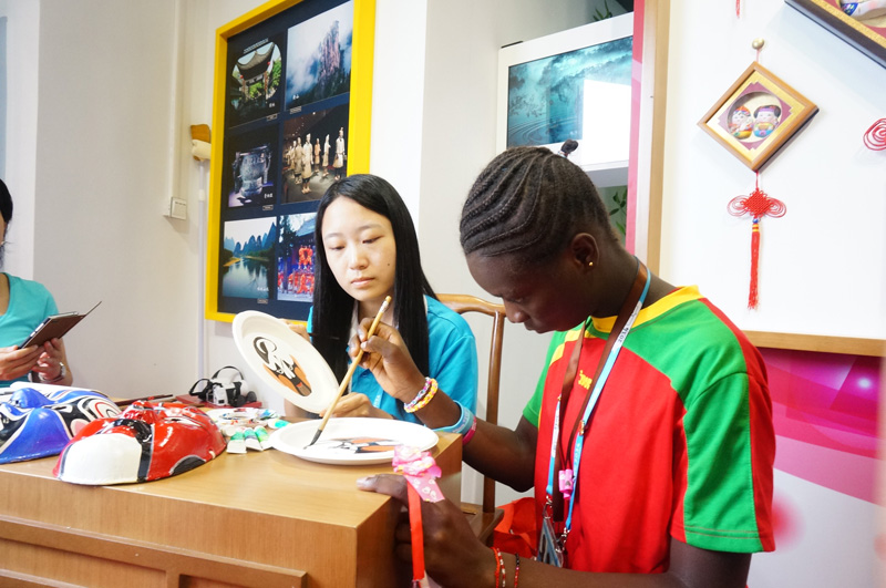 �й��Ļ�С�������˴����˶�Աǰ���ιۣ������ݡ������ˡ������ס�����Щ�й���ͳԪ�ص��ֹ���Ŀ���ø����˶�Ա���ִ˲�ƣ����������