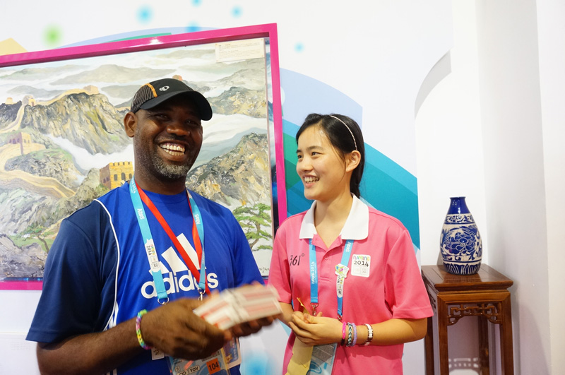 һλ���Ժ��صİ���ί��Ա���й��Ļ�С����������������󣬶��й���ͳ���֡�һ�����ġ�������־Ը����ѯ�����������й����ֵ�CD���ڶ��죬־Ը������CD����Ϊ������������λ���й����ԡ��ǳ���ϲ���ò����������ģ���˵��лл������������