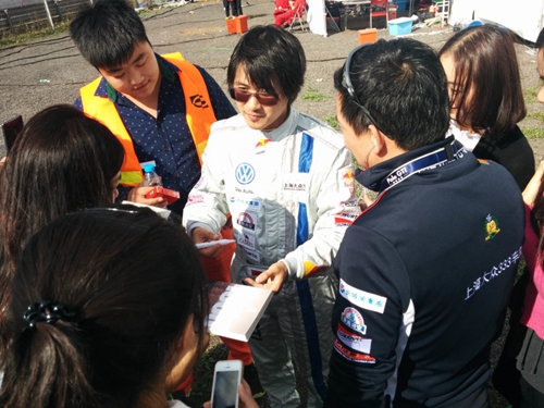 韩寒给车迷签名