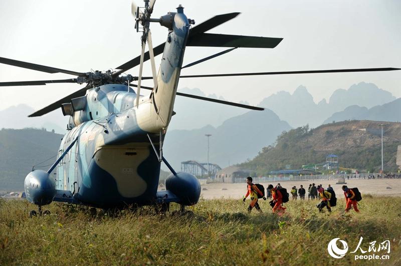 10月6日,由国家体育总局和中国人民解放军空军共同主办、为期10天的2014年全国跳伞锦标赛在河北保定火热进行,包括解放军八一跳伞队在内的13支省(直辖市)代表队约130名运动员参加角逐。比赛共设男女定点、男女特技、四人造型、双人踩伞、花样跳伞和伞翼飞行六大项比赛项目,将决出18块金牌。图为选手登机参赛。 人民网记者 雷声 摄