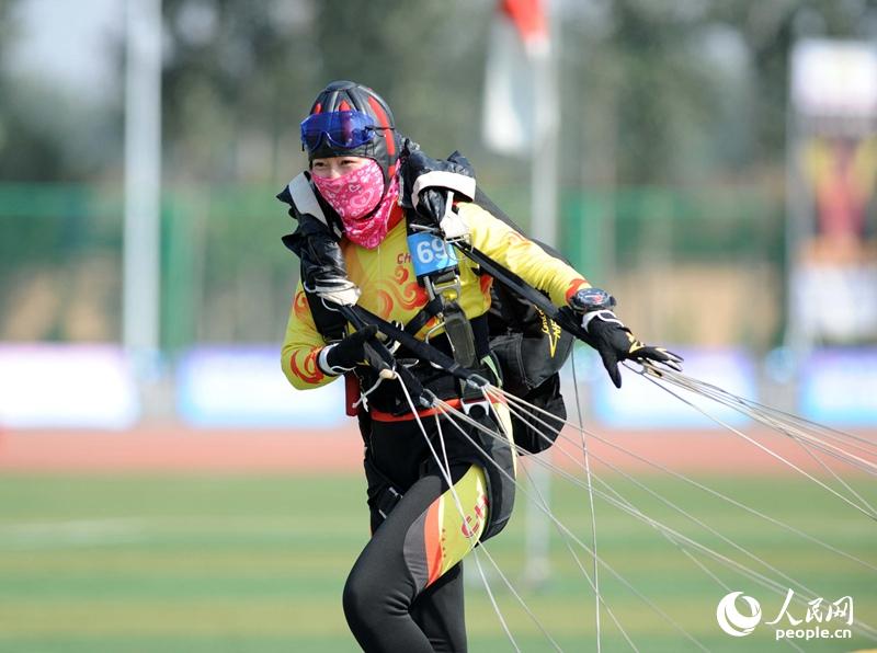 10��6�գ��ɹ��������ֺܾ��й������ž��վ���ͬ���졢Ϊ��10���2014��ȫ����ɡ�������ںӱ��������Ƚ��У�������ž���һ��ɡ�����ڵ�13֧ʡ��ֱϽ�У�������Լ130���˶�Ա�μӽ��𡣱���������Ů���㡢��Ů�ؼ����������͡�˫�˲�ɡ��������ɡ��ɡ�����������������Ŀ��������18����ơ�ͼΪѡ�־�׼��㡣     ����������  ���� ��