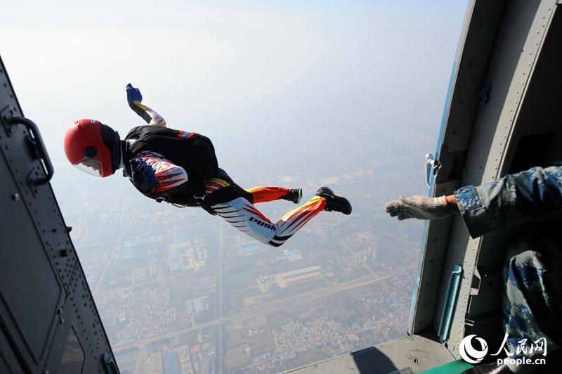 10月6日,由国家体育总局和中国人民解放军空军共同主办、为期10天的2014年全国跳伞锦标赛在河北保定火热进行,包括解放军八一跳伞队在内的13支省(直辖市)代表队约130名运动员参加角逐。比赛共设男女定点、男女特技、四人造型、双人踩伞、花样跳伞和伞翼飞行六大项比赛项目,将决出18块金牌。图为选手跳伞瞬间。 人民网记者 雷声 摄
