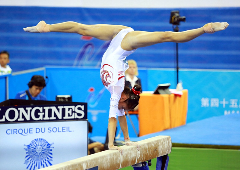 �ƻ۵��ڽ���ƽ��ľ����