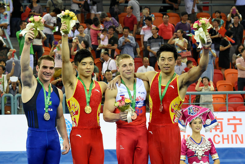 �й�ѡ��������������Ⱥƣ���һ��������ѡ�ְ�ͼ�����ɰͶ����ء����ڵ٣���һ��������˹ѡ�ֵ���˹���������ǽ����콱̨�ϡ��»�������ܻ���