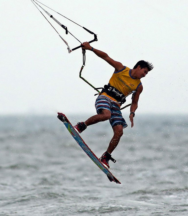 危险游戏——2014年11月4日,2014年世界职业风筝冲浪巡回赛海口站,世界各地好手驰骋大海一较高下。参加风筝冲浪赛的选手在比赛中。 当日,2014PKRA世界职业风筝冲浪巡回赛海口站在海南省海口市假日海滩正式开赛。本届赛事将作为2014全球系列巡回赛的终极赛事,将会决定本年度的最终排名积分,2014年度总冠军将在海口站产生。比赛历时5天,总奖金3.7万美元,吸引了来自西班牙、荷兰、巴西等国近40位世界顶级选手参加。