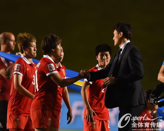 組圖：中國女足無緣世界杯四強 隊員身披國旗謝場【5】