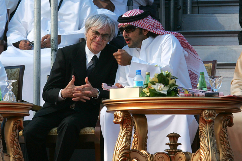 2007年2月3日，F1巨頭伯尼-埃克萊斯頓在阿布扎比宣布與阿聯酋旅游部簽下了一份7年的合同。圖為F1巨頭伯尼-埃克萊斯頓與拉希德在交談中。