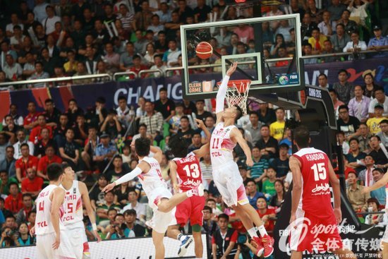 易建聯飛身蓋帽