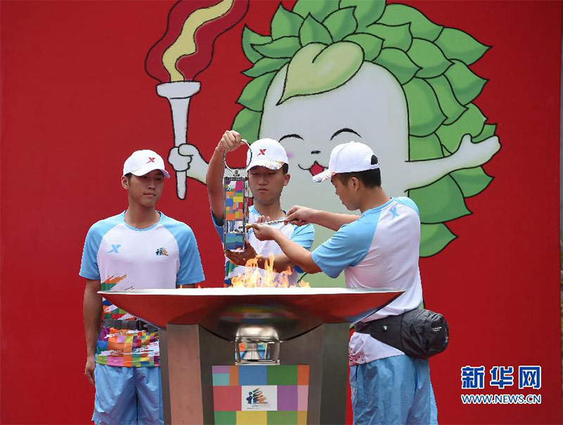 火種護衛手在第一屆全國青運會實體火炬傳遞收火儀式上收取火種。