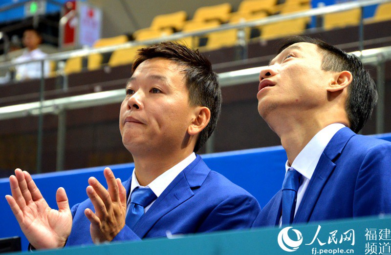 黃旭為獲獎運動員鼓掌，旁邊昔日隊友楊威在抬頭看大屏幕。李挺攝