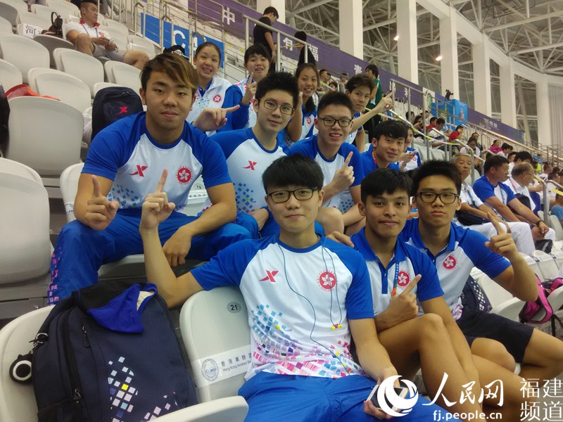 香港代表隊隊員為隊友鼓勁 鄭艷艷攝